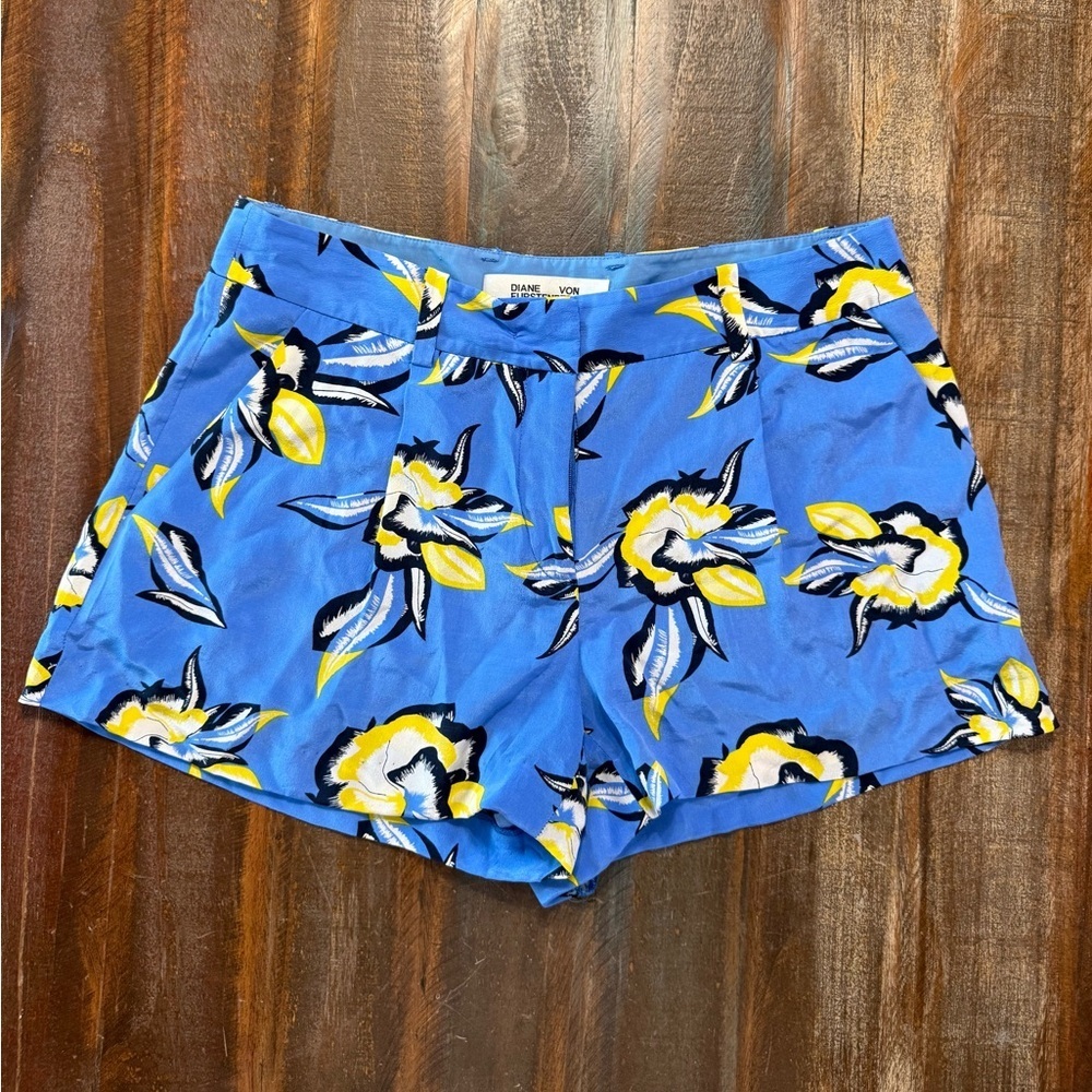 Diane‎ von Furstenberg Women’s DVF Blue Floral 100% Silk Designer Shorts EUC